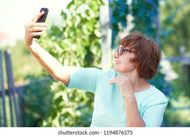 225 Woman duckface selfie Images, Stock Photos & Vectors | Shutterstock