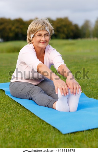 Mature Woman Practicing Yoga Evening Park库存照片645613678 Shutterstock