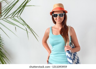 Mature Woman Wearing Hat And Sunglasses Standing Studio Isolated On White Wall Carrying Beach Bag Looking Camera Smiling Cheerful