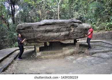 4 Balancing Rock Of Mawlynnong Images, Stock Photos & Vectors ...