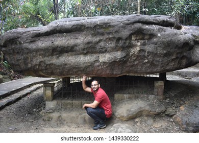 4 Balancing Rock Of Mawlynnong Images, Stock Photos & Vectors ...