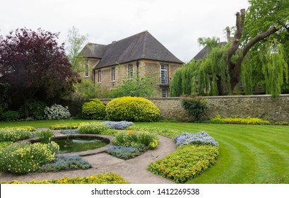 May 18 2019. Beautiful English Garden In Oxford (United Kingdom, England). Nice Old Stone House In The Background. Peaceful Place. Mesmerizing Green Nature Around It. Relaxing Place In The UK.