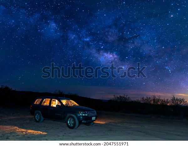 May 2,\
2021 - Sedona, Arizona, USa. Adventure travel concept with sleeping\
under the stars in Jeep Grand\
Cherokee.