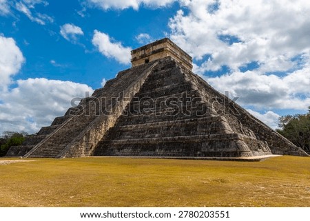 Mayan Kukulkan Pyramid, Chichen Itza, Yucatan Peninsula, Mexico.