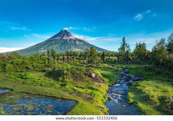 Mayon Volcano Active Stratovolcano Province Albay Stock Photo 551532406 ...