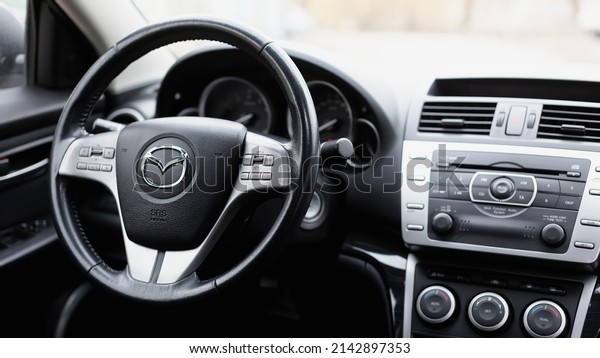 Mazda 6 GH\
interior, logo on the steering\
wheel.