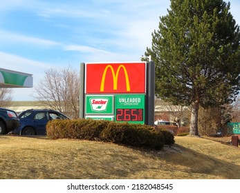 McDonald's at the Jenny's Market\Sinclair - McD\Sinclair Standalone Sign (Longmont, Colorado, USA) - 03\06\2021