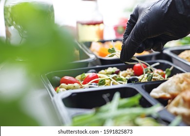 Meal Prep Containers, The Chef Prepares A Meal In A Boxed Diet Delivered To Order.