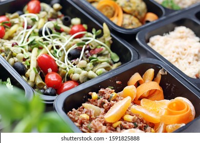 Meal Prep Containers, The Chef Prepares A Meal In A Boxed Diet Delivered To Order.