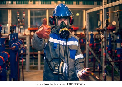 Means Of Protection Against Harmful Substances, Control Of The Gas Pollution Of Oil And Gas Equipment, The Operator In A Gas Mask Measures Hazardous Substances. Oil, Gas Industry,gas Conditioning