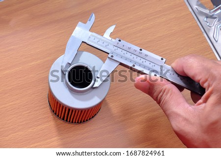 measure oil filter part use vernier caliper
