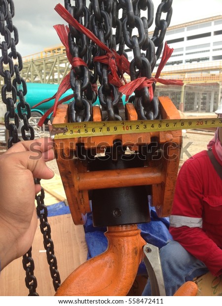 The measurement\
of the chain lifting block.