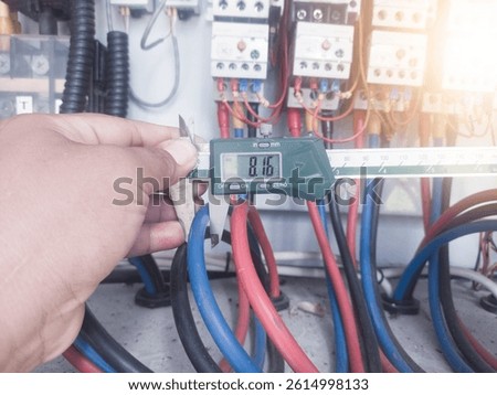 Measuring the diameter of a power cable using a digital vernier caliper