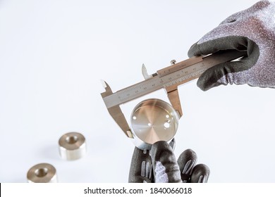 Measuring inner diameter, outer diameter, length with a caliper on a white background.