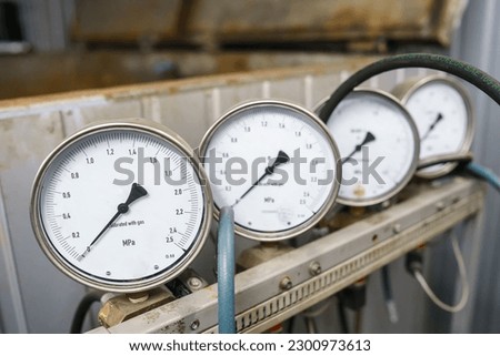 Measuring instruments . Head gauges (or low pressure gauges), traction meters and weight gauges of high quality.