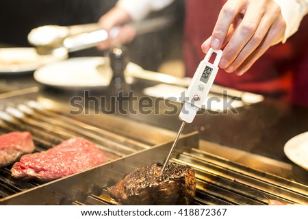 Measuring steak temperature on a grill