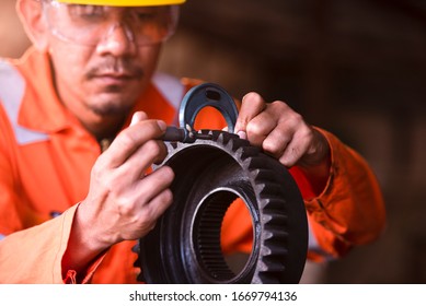 Measuring step block standard with outside micrometerMechanic mechanic, gear repair factory, close-up details of components, automotive industry parts of the assembly details of the car - Powered by Shutterstock