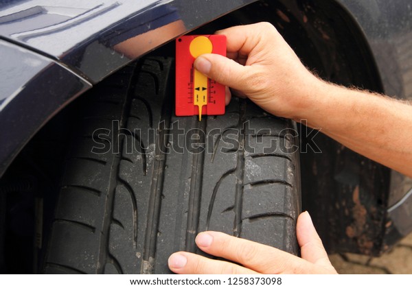 Measuring summer tire\
profile