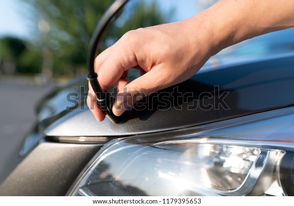 Measuring thickness of the car paint coating with\
paint thickness gauge
