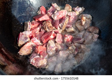 Das Fleisch wird in einem gusseisernen Kessel in Öl gebraten. Lebensmittel