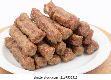 Fleisch Kebabs auf dem Teller mit Kopienraum über weißem Hintergrund.