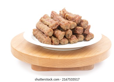Fleisch Kebabs auf dem Teller mit Kopienraum über weißem Hintergrund.