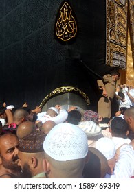 Mecca, Saudi Arabia - 30/10/2019 : Umrah Pilgrims Scramble To Enter The Beating Aswad. Black Stone From Heaven