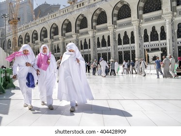 MECCA, SAUDI ARABIA - FEBRUARY 4: Muslim Women Walking On The Road In The Newly Built Kaaba On February 4, 2015 In Mecca, Saudi Arabia. 