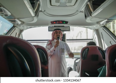 MECCA,SAUDI-DECEMBER 22 2017:An Arab Citizen Act As Guide Tour To A Group Of Malaysian Umrah Traveler Gives Information Inside A Bus