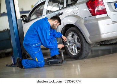 Mechanic Change Tyre On Car