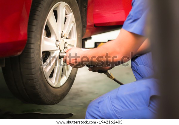 The mechanic is changing\
the tires.