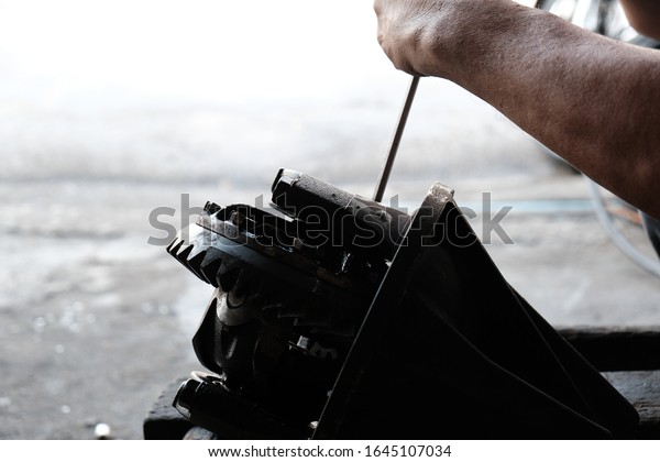 The mechanic
checks or repairs the car
kit.