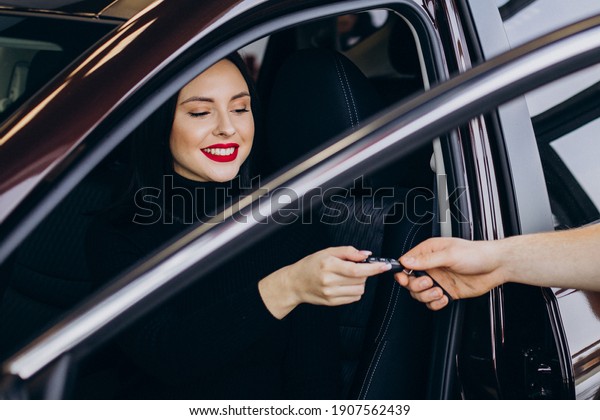 Mechanic with client\
in car service station