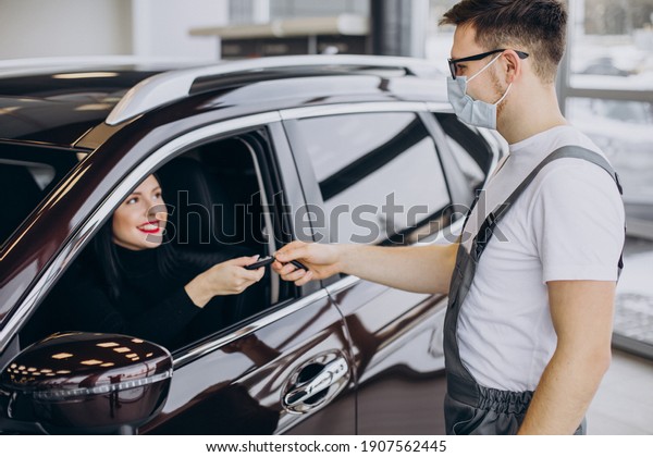 Mechanic with client\
in car service station