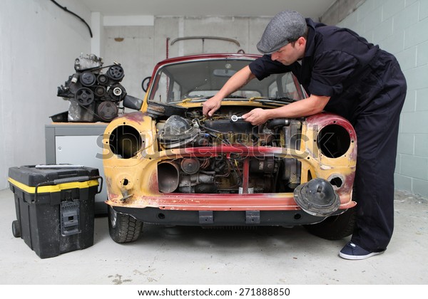 Mechanic fixing a\
car