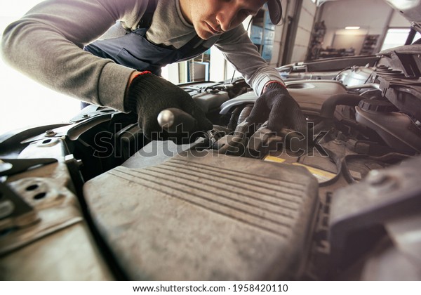 The mechanic fixing\
the car in the garage