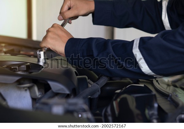 Mechanic\
man ready to wear\
Mechanic\'s set. Use a wrench to unscrew the\
engine cover. Cycle maintenance of the\
engine.