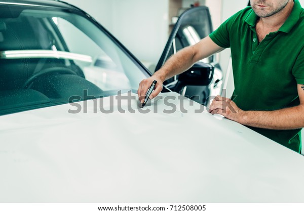 Mechanic prepares car\
protect coating
