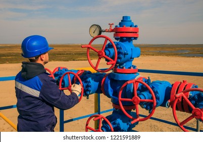 The mechanic - the repairman , operator production gas, Oil, gas industry. gas conditioning equipment and valve armature 