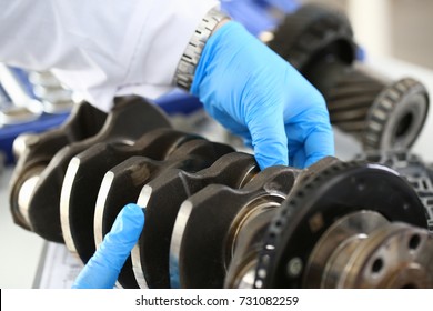 The mechanic of the service center for engine repair considers problem crankshaft on which as a result of bad lubrication of oil starvation there was a breakdown and the appearance of scuffing liners