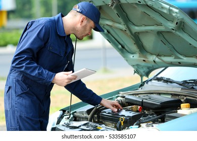 Mechanic Standing Front Open Car Hood Stock Photo 533585107 | Shutterstock