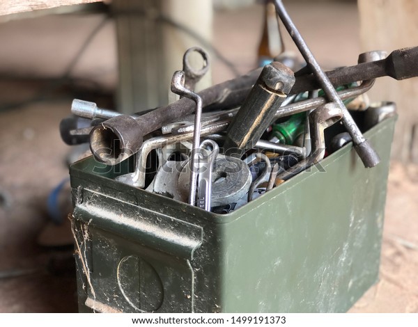 Mechanic tool box Craftsman\
at home 