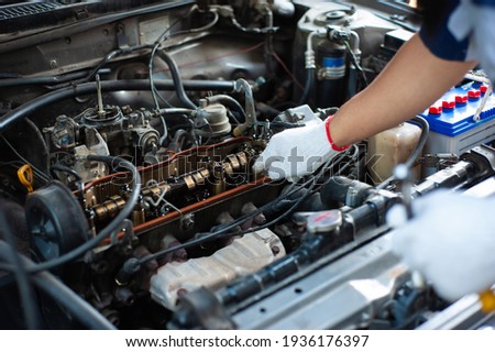 The mechanic is tuning the car's engine. Foto stock © 