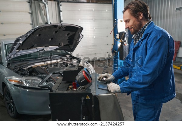 Mechanic working at service center and checking
compression ratio