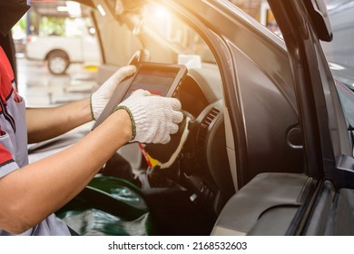 The mechanic works at the car service center. Use the scanner to diagnose vehicle problems using an electronic OBD and OBD2 device on your tablet.