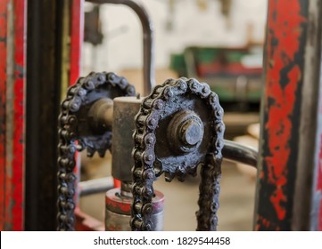 Mechanical Chains For Metalworking In Turning Plants That Are Soiled With Long-term Engine Oil And Dust Particles. Dirty Oil And Grease Stains On The Mechanical Chain Of The Lathe In The Factory.