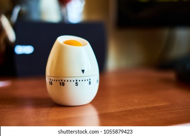 Mechanical kitchen timer "egg" on a table