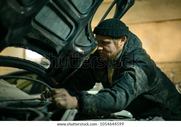 Mechanical repairs the car\
under the hood