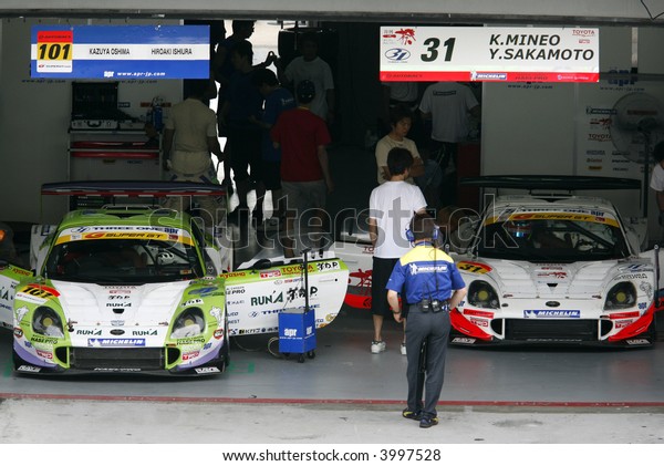 Mechanics preparing\
car, Japan Super GT\
2007
