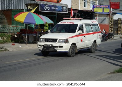 Medan August 2021 An Ambulance Driving Down The Street Carrying Patients